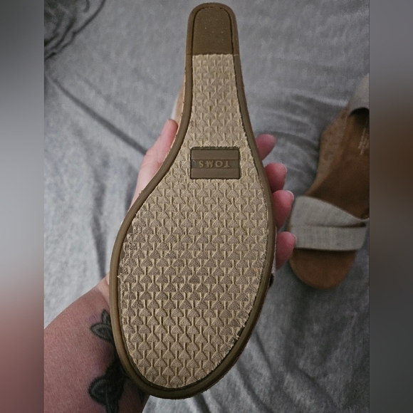 Toms Clarissa Gray and Brown Cork Wedge Sandals Size 7 - Picture 8 of 11